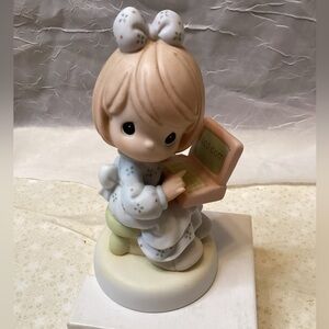 Precious Moments Figurine Loving caring sharing #679860 Girl with Computer 1999